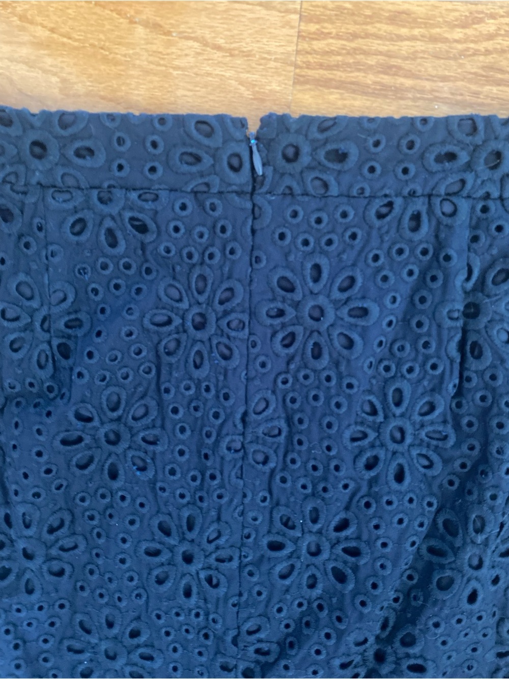 J. Crew No. 2 Pencil Skirt Navy Blue Eyelet Embroidered Cotton Size 8 - Picture 6 of 10